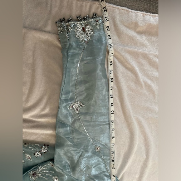 Elegant Embroidered Outfit in Light Blue - Picture 8 of 12